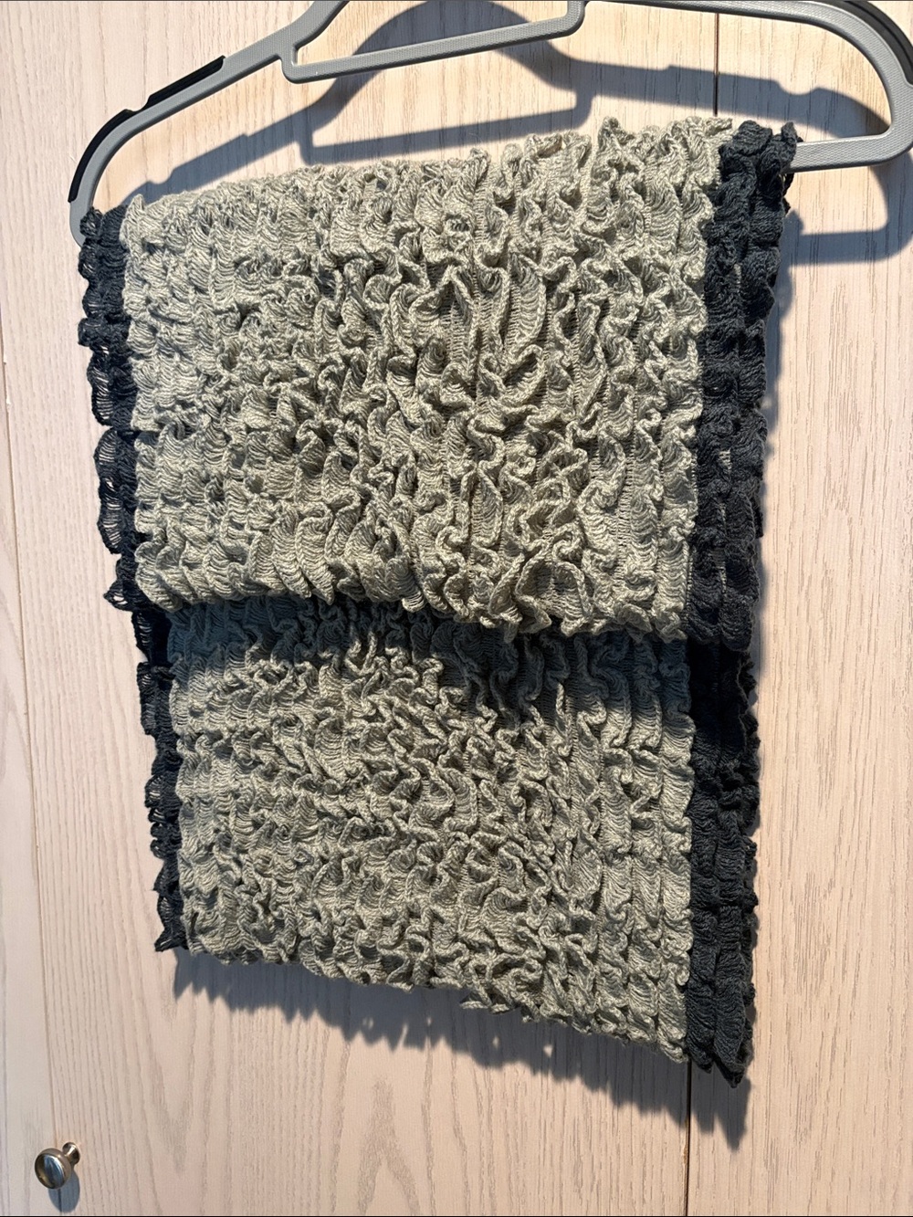 LOFT ruffled Knit Scarf in Gray with dark blue Edge NWT